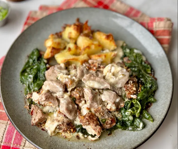 Pavo a la florentina con papas rotas