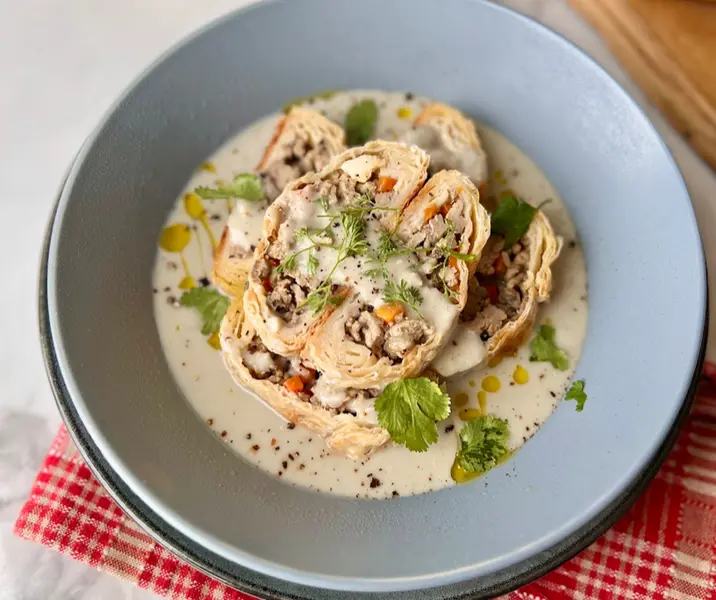 Asado alemán de pavo, envuelto en masa pascualina con salsa queso azul