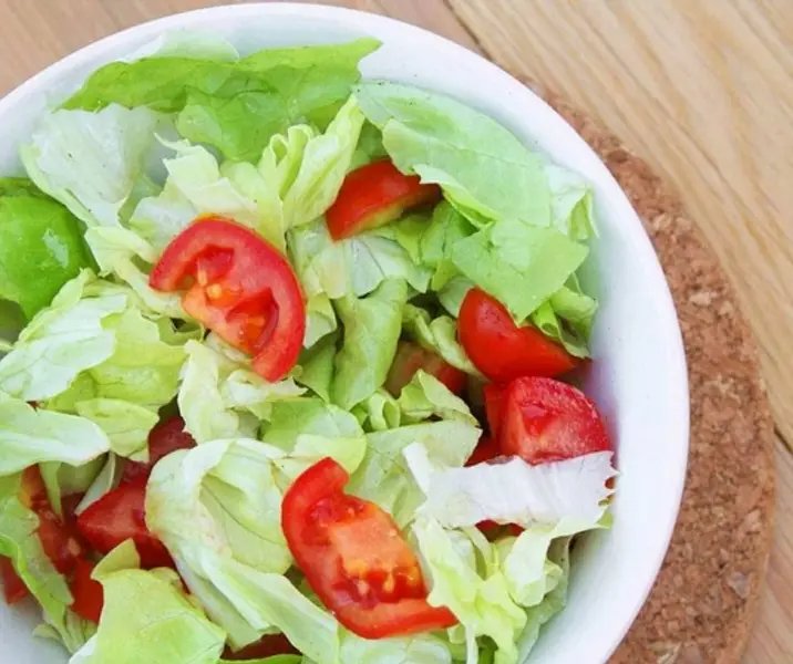 Tomate con lechuga maría ayuda