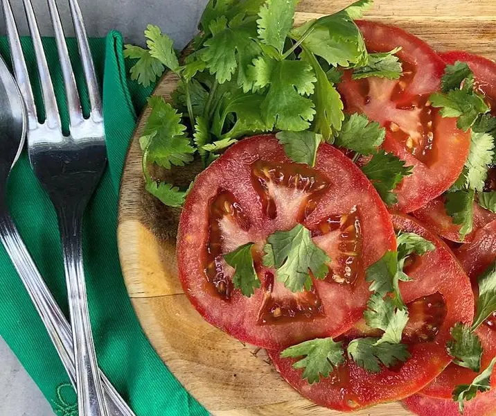 Tomate con cilantro maría ayuda