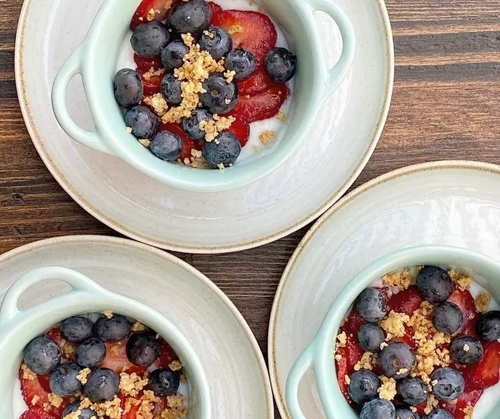 Postre de yogurt, berries y crocante de almendras sin gluten