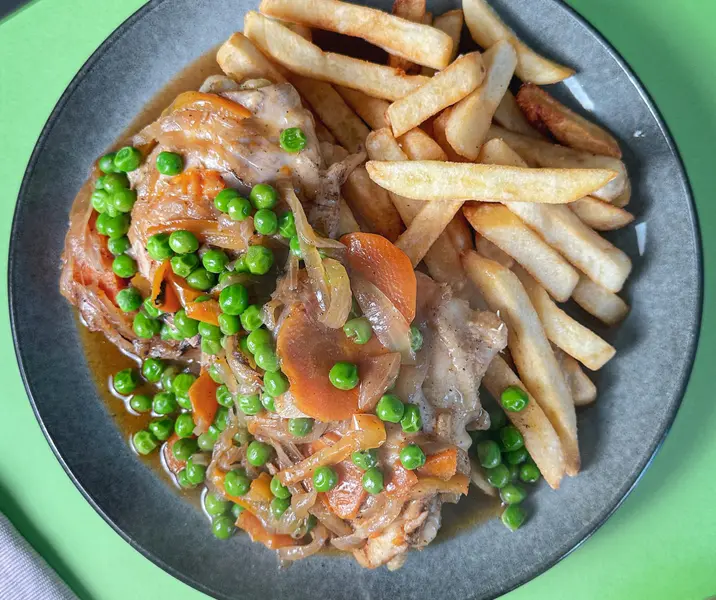 Pollo arvejado con papas fritas