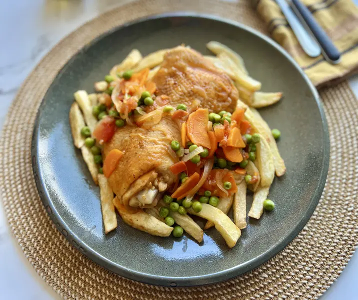 Pollo arvejado con papas fritas bbb