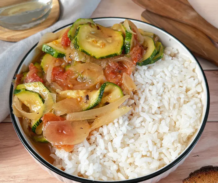 Guiso de zapallo italiano acompañado de arroz bbb