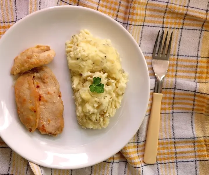 Pollo al limón con ajo y puré de papas bbb