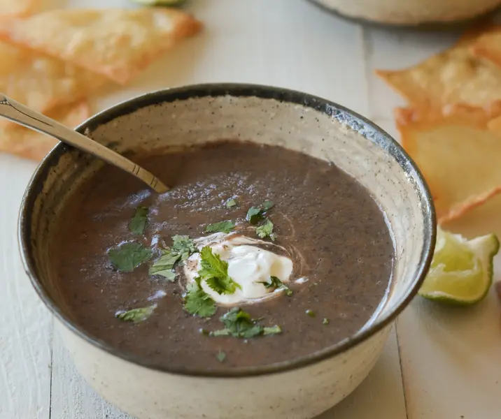Puré de porotos negros con huevos al agua bbb