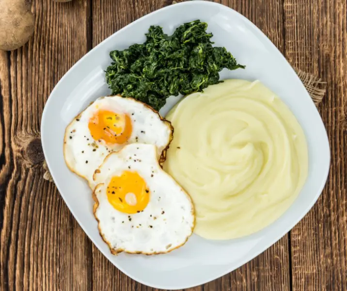Puré de papas, espinaca y huevo frito maría ayuda