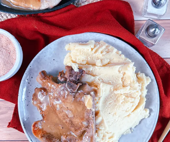 Chuletas de cerdo con puré de papas maría ayuda