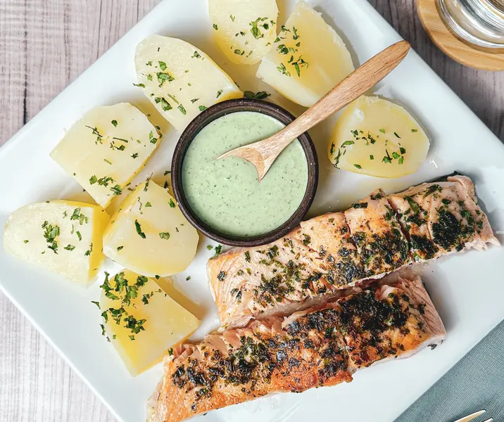 Salmón con salsa cremosa y papas cocidas maría ayuda