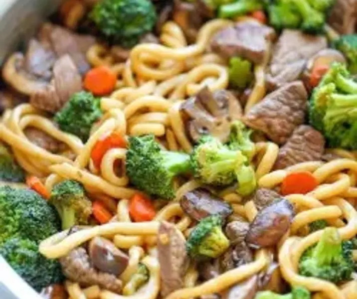 Tallarines con carne y verduras salteadas maría ayuda