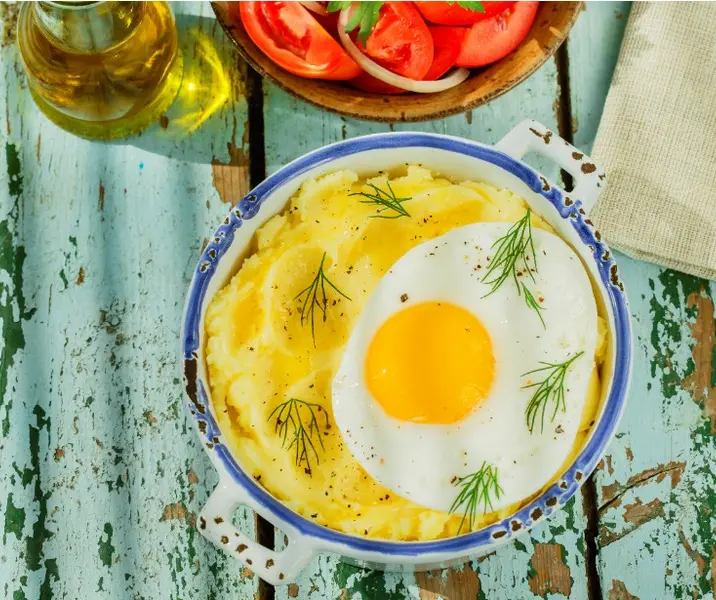 Huevo frito con puré de papas maría ayuda