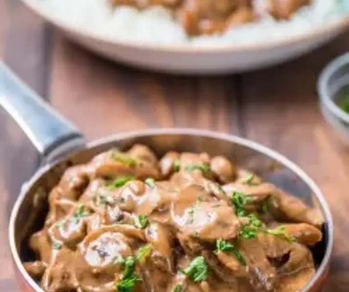 Medallones de res en salsa strogonoff maría ayuda