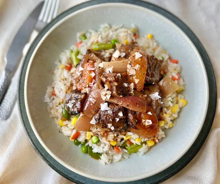 Asado carnicero a la cacerola con arroz primavera