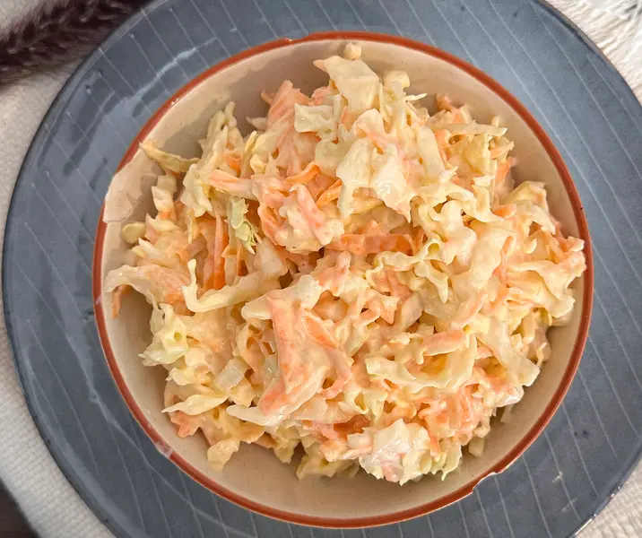 Repollo blanco con zanahoria y mayonesa