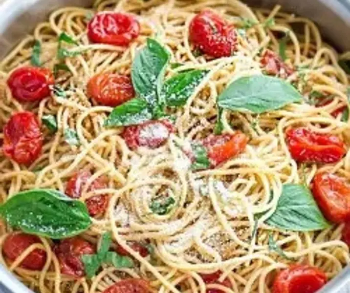 Tallarines con tomate, espinaca y albahaca maría ayuda