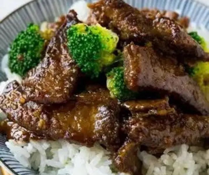 Carne al brócoli con arroz maría ayuda