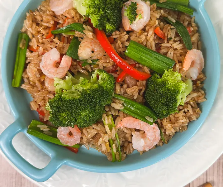 Arroz frito con camarones maría ayuda