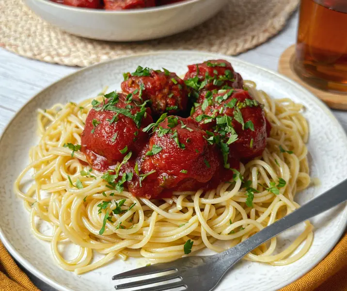 Albóndigas con salsa de tomate y pasta maría ayuda
