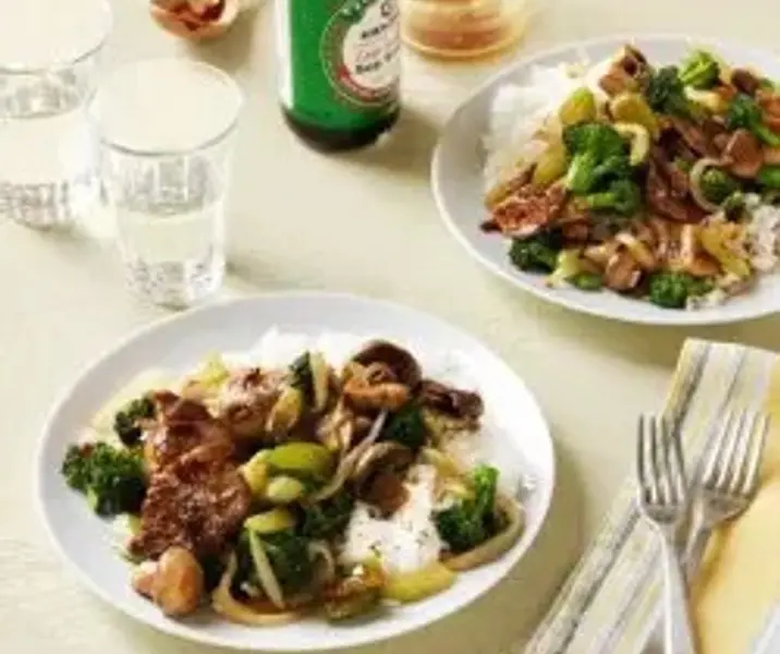 Chop suey de carne y verduras con arroz maría ayuda