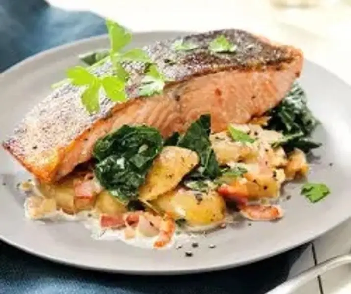 Salmón al horno con papas rotas maría ayuda