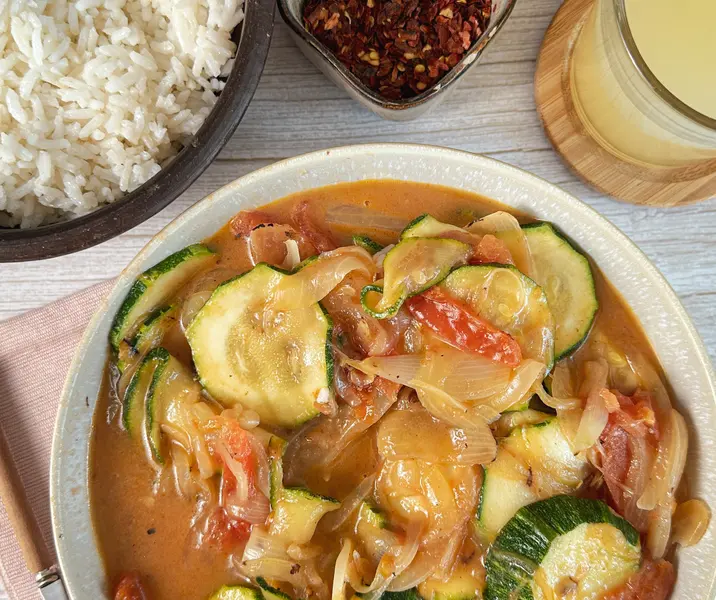 Guiso de zapallo italiano acompañado de arroz maría ayuda