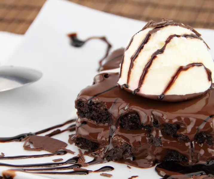 Brownie con helado maría ayuda