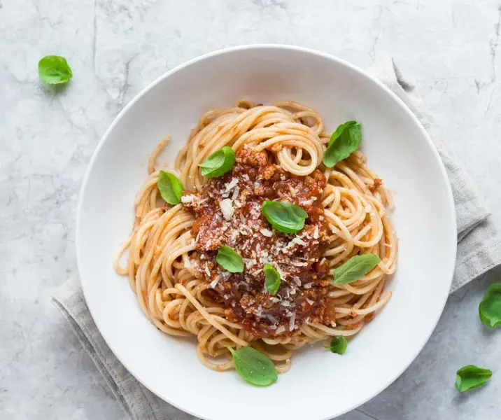Tallarines con salsa bolognesa maría ayuda