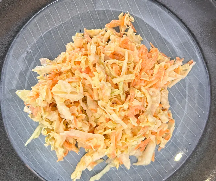 Repollo blanco, zanahoria y aliño de yogurt con ciboulette maría ayuda