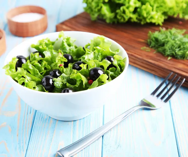 Lechuga con cebolla y aceitunas