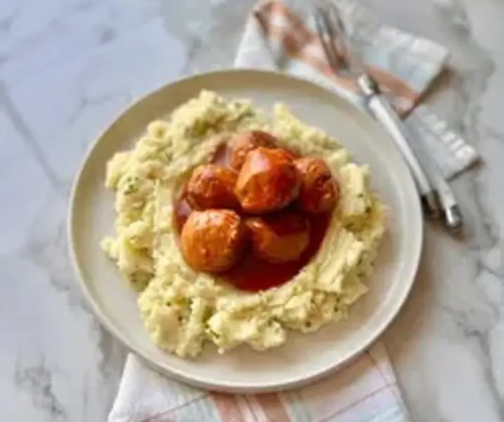 Albóndigas de pavo con salsa de tomate y puré de papas maría ayuda