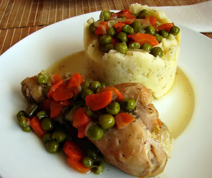 Pollo arvejado con puré de papas maría ayuda