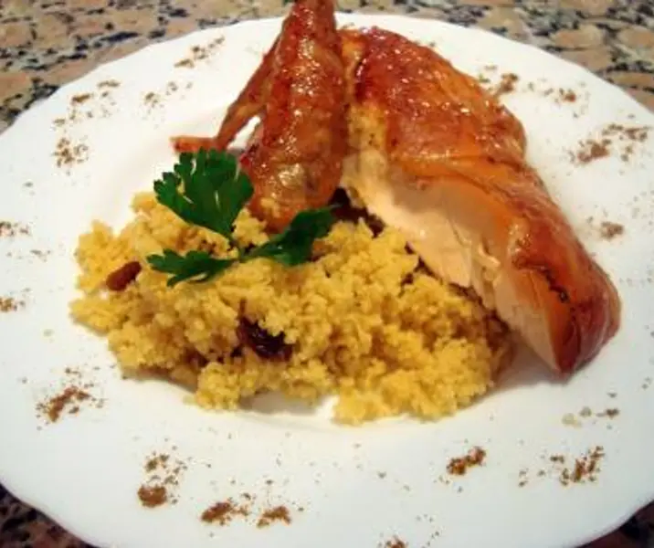 Pollo asado con hierbas acompañado de cous cous maría ayuda