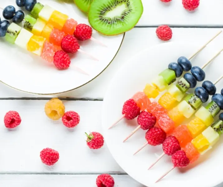 Brochetas de fruta maría ayuda