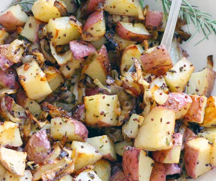 Papas asadas con romero y cebollas caramelizadas