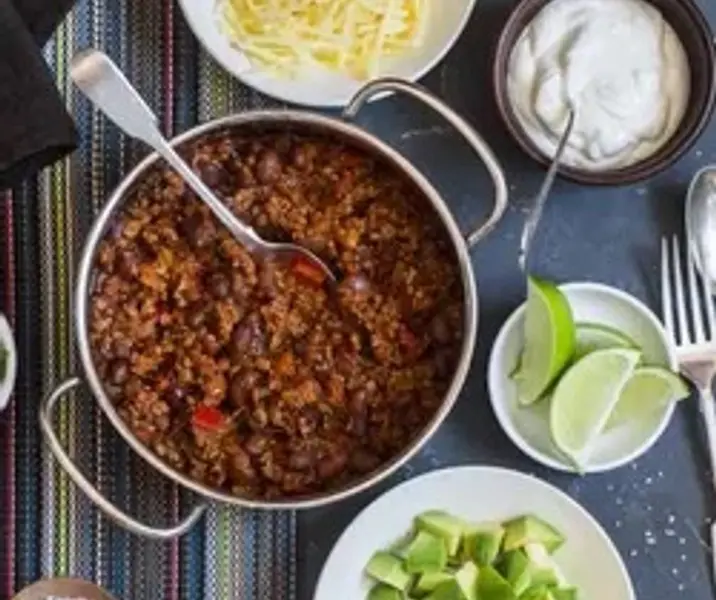 Chili de porotos negros con carne maría ayuda