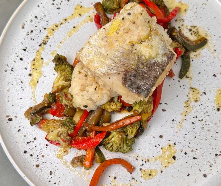 Merluza al horno con verduras salteadas
