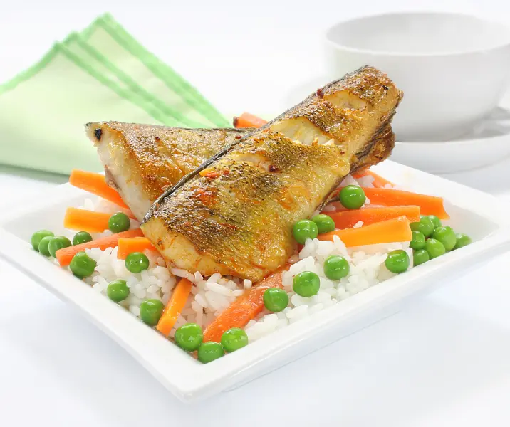 Merluza apanada con arroz primavera