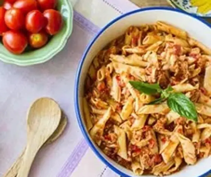 Tallarines con jurel y salsa de tomate maría ayuda