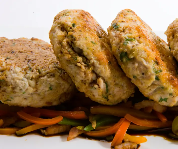 Hamburguesas de soya con verduras salteadas