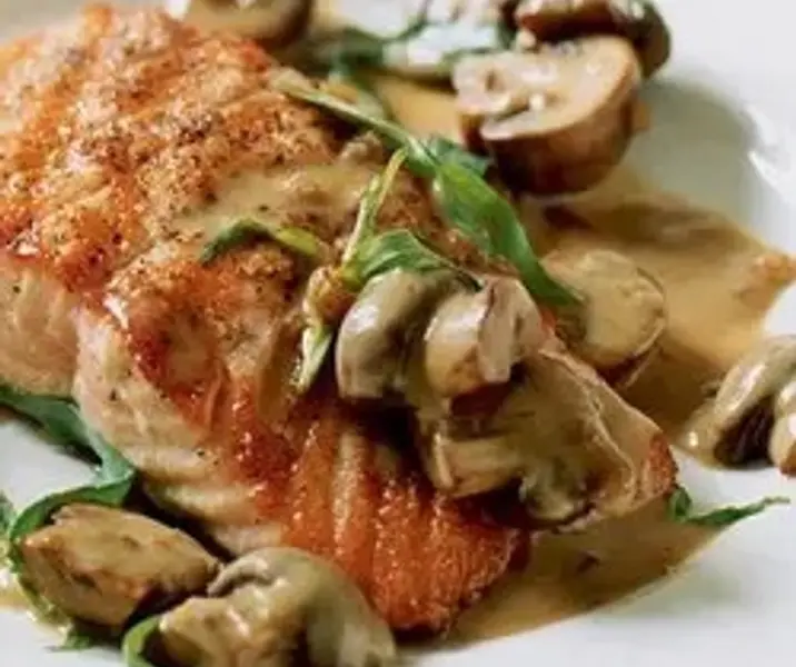 Salmón con salsa de champiñones acompañado de puré de papas maría ayuda