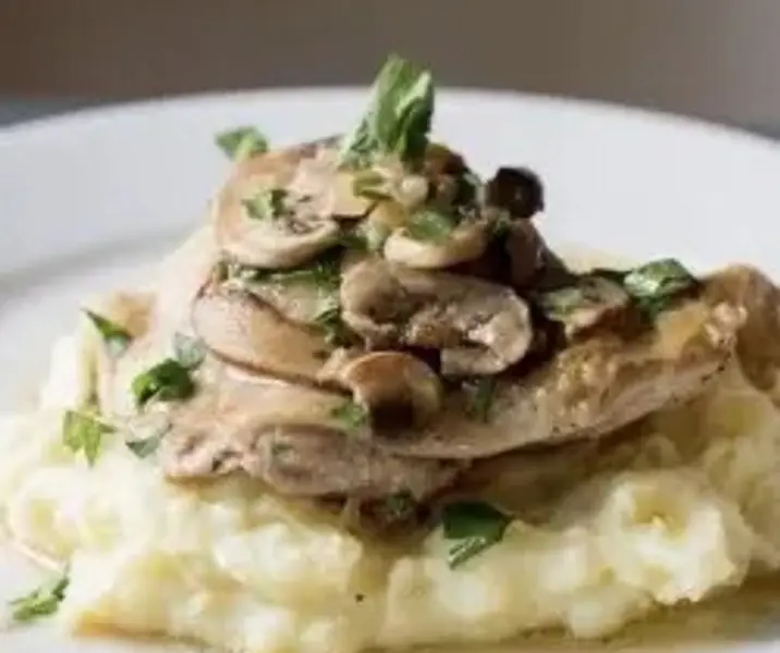 Pollo con champiñones con puré de papas maría ayuda
