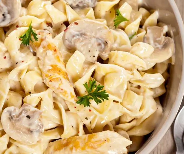 Tallarines con salsa de champiñones y pollo maría ayuda