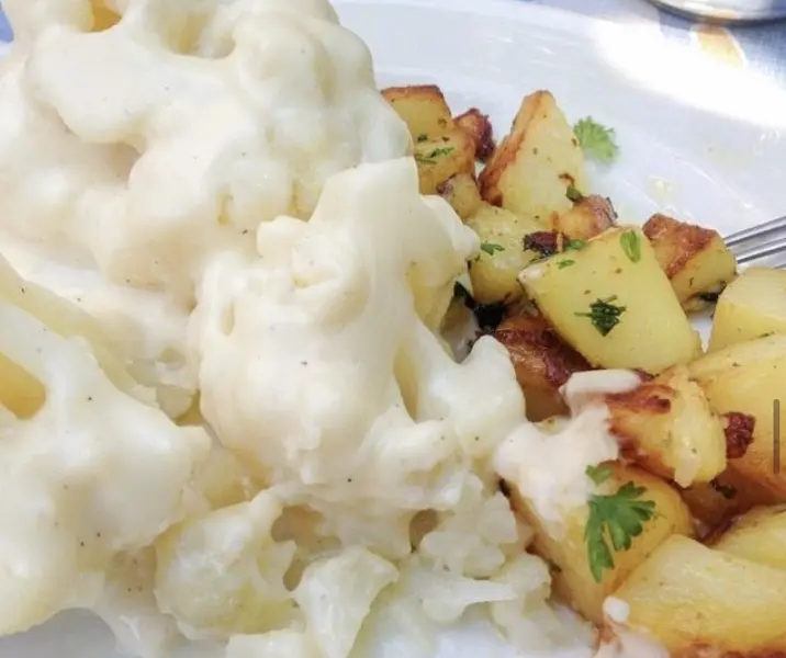 Coliflor con salsa blanca y papas fritas maría ayuda