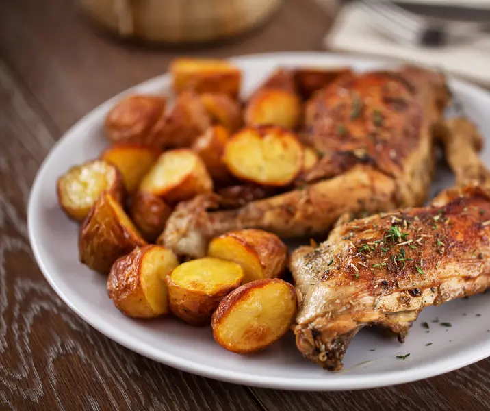 Carne al horno con cilantro acompañada de papas al merkén maría ayuda
