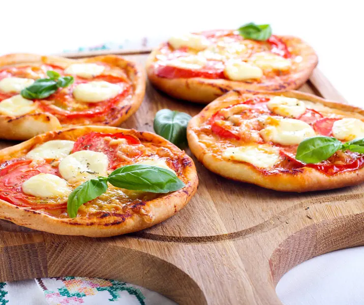 Mini pizzas de jamón de pavo y queso maría ayuda