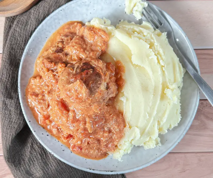 Albóndigas de atún en salsa tomatiblanca con puré de papas maría ayuda