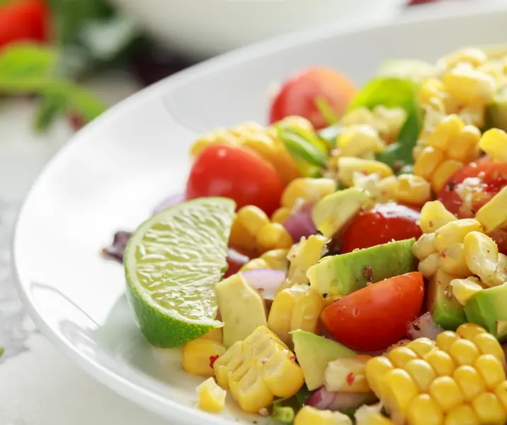 Choclo, tomate, cebolla y palta