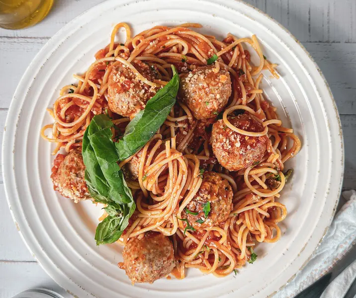 Albóndigas de pavo con salsa de tomate y pasta bbb