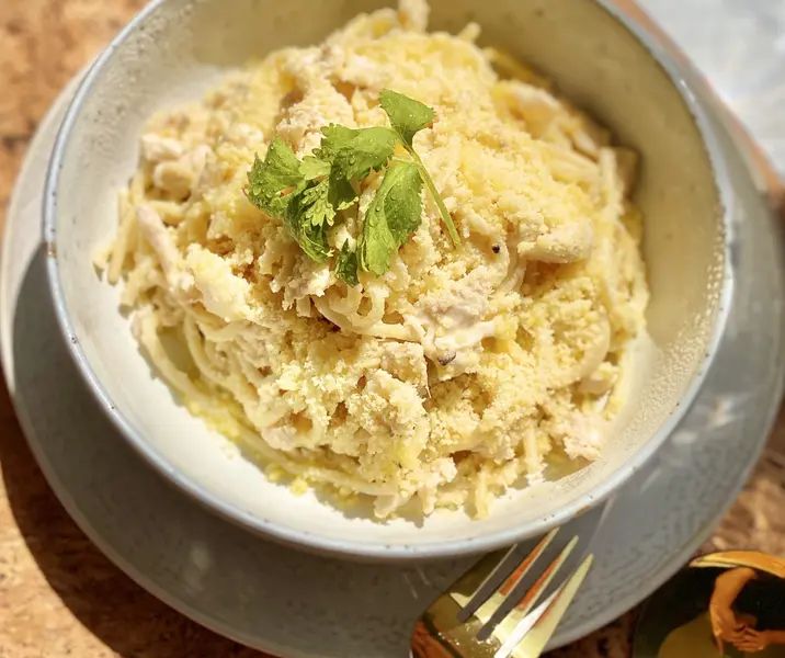 Tallarines con salsa de pollo bbb