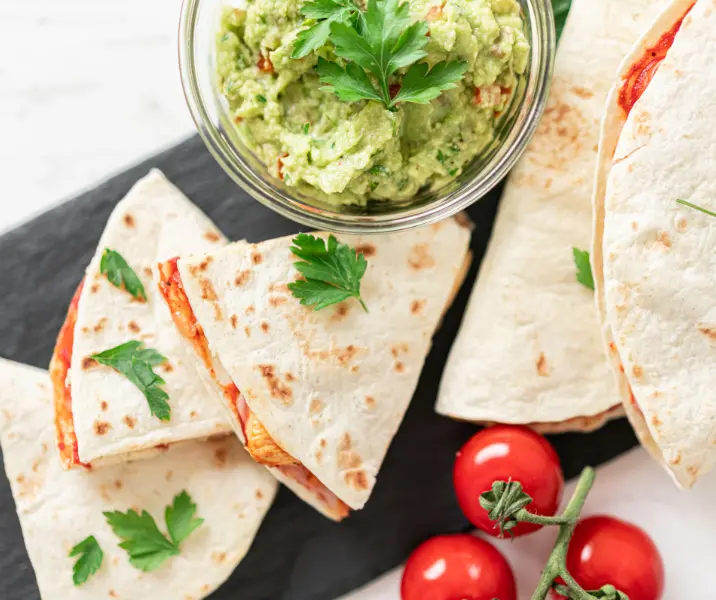 Quesadillas de pollo con guacamole bbb